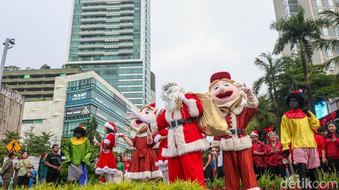 Kelompok paduan suara dari berbagai komunitas tampil membawakan lagu-lagu Natal di kawasan Bundaran HI, Jakarta, Kamis (11/12/2025).