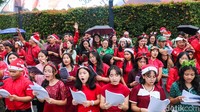Kelompok paduan suara dari berbagai komunitas tampil membawakan lagu-lagu Natal di kawasan Bundaran HI, Jakarta, Kamis (11/12/2025).