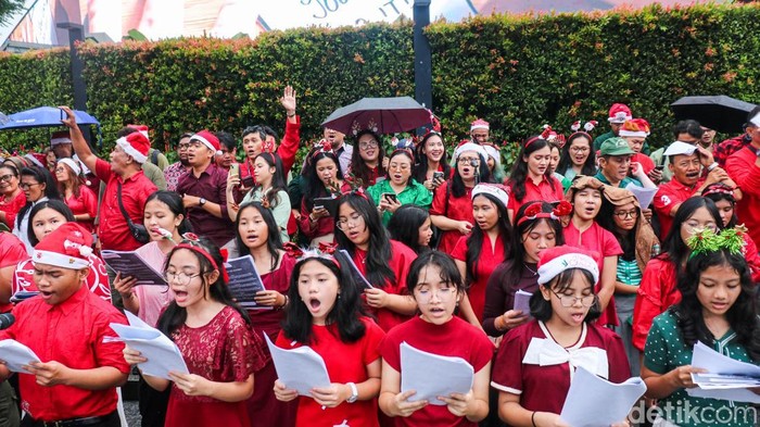 Kelompok paduan suara dari berbagai komunitas tampil membawakan lagu-lagu Natal di kawasan Bundaran HI, Jakarta, Kamis (11/12/2025).