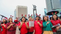 Aksi Christmas carol ini digelar untuk menyambut suasana Hari Natal di ruang publik Ibu Kota.