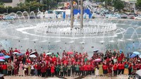 Kegiatan tersebut menghadirkan nuansa meriah bagi warga yang melintas di sekitar Bundaran HI.