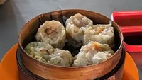 Tak jauh dari deretan Sate Apjay di Panglima Polim, ada Dimsum Pertok yang juga sayang dilewatkan. Dimsum hangat ini dibanderol mulai dari Rp 15.000an dan kerap jadi pilihan muda-mudi. Foto: Google Review