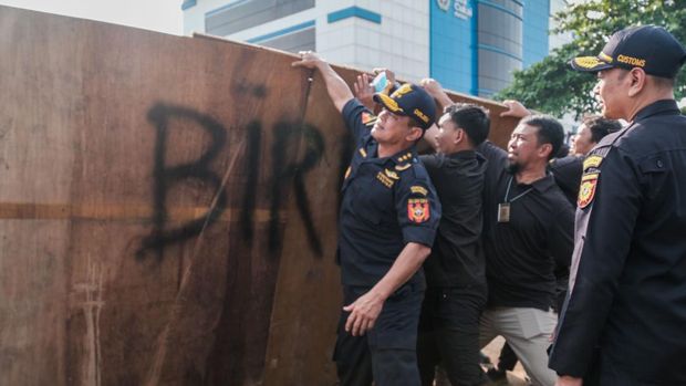Direktorat Jenderal Bea dan Cukai (DJBC) menggagalkan upaya peredaran produk garmen ilegal melalui dua operasi penindakan yang dilakukan secara terpisah. Penindakan ini menyasar tiga kontainer yang tiba di Pelabuhan Sunda Kelapa, Jakarta pada Rabu, 10 Desember 2025 serta dua truk bermuatan ballpress di ruas tol Palembang–Lampung pada Rabu (3/12/2025). (Dok. Humas DJBC)