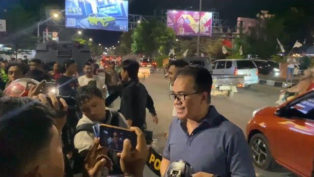 Direktur Intelkam Polda Sulsel Kombes Hajat Mabrur saat menemui warga di lokasi unjuk rasa peringatan Hari Anti Korupsi dan HAM di Makassar. Dokumen Istimewa