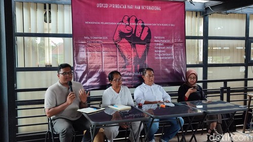 Forum Peduli Bali berdiskusi bersama dalam Hari HAM Internasional di Denpasar, Rabu (10/12/2025).