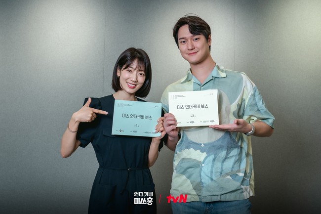 Undercover Miss Hong mengikuti kisah penyamaran Park Shin Hye di kantor Go Kyung Pyo sebagai pengawas keuangan pemula. Ia harus berhati-hati agar penyamarannya tidak terbongkar dan dikenali oleh ‘mantan kekasihnya’ itu. Episode terbarunya hadir setiap Sabtu dan Minggu di tvN dan Netflix. Foto: dok. tvN