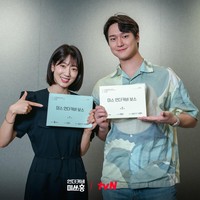 Undercover Miss Hong mengikuti kisah penyamaran Park Shin Hye di kantor Go Kyung Pyo sebagai pengawas keuangan pemula. Ia harus berhati-hati agar penyamarannya tidak terbongkar dan dikenali oleh ‘mantan kekasihnya’ itu. Episode terbarunya hadir setiap Sabtu dan Minggu di tvN dan Netflix. Foto: dok. tvN