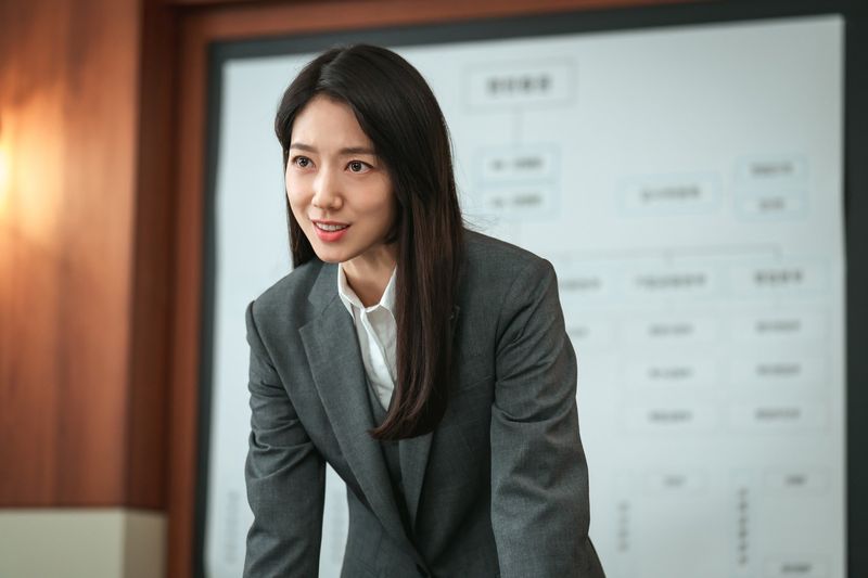 Drama Korea Undercover Miss Hong Park Shin Hye melakukan aksi penyamaran dan menjalani kehidupan ganda di drama Korea Undercover Miss Hong.