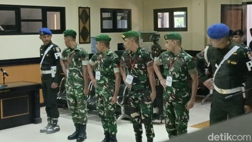 Empat terdakwa saat dihadirkan dalam sidang tuntutan di Pengadilan Militer III-15 Kupang, NTT, Kamis (11/12/2025).