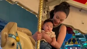 Rutinitas hariannya kini sepenuhnya berubah dan dipusatkan untuk mengurus anak. Foto: Instagram Erika Carlina