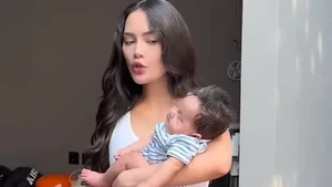 Erika Carlina menuturkan perubahan ini terjadi alami tanpa paksaan, hanya karena hatinya kini fokus pada sang buah hati. Foto: Instagram Erika Carlina