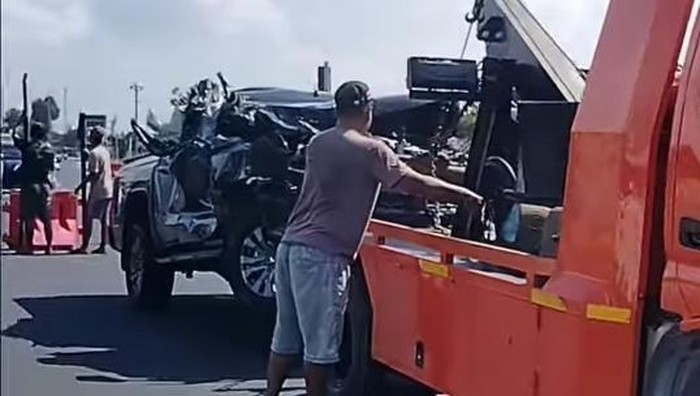 Mobil Double Cabin Ringsek Tabrak Truk-Motor di Exit Tol Prambanan