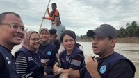 Fadil Jaidi bersama Andien, dan tim menuju Desa Sekumur di Aceh Tamiang melalui jalur sungai. Foto: Instagram @fadiljaidi
