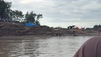 Dilihat dari Instagram Story pribadinya, Kamis (11/12/2025), warga Desa Sekumur berada di tepi sungai. Foto: Instagram @fadiljaidi