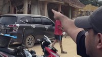Selain Desa Sekumur, Fadil Jaidi juga ke Desa Babo. Fadil Jaidi gak menyangka rumah warga di Desa Babo bisa bergeser hingga berada di atas pasar. Ini juga desa yang terkena dampak besar dan rumah warga sudah hancur. Foto: Instagram @fadiljaidi