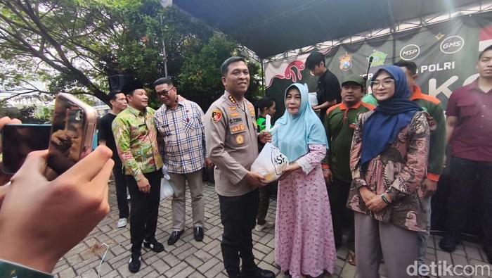 Forkopimda Sidoarjo Bagikan 1.000 Paket Sembako ke Warga dan Ojol