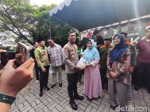 Forkopimda Sidoarjo Bagikan 1.000 Paket Sembako ke Warga dan Ojol
