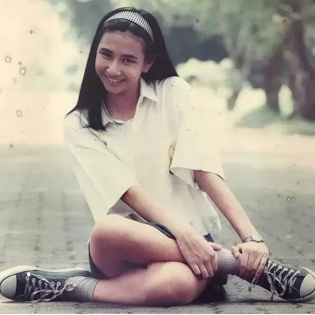 Natural Banget! Begini Gaya Seleb 90-an Saat Masih Sekolah