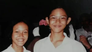 Dian Sastro tampil kutu buku dengan kacamata dan tanpa riasan, tapi aura bintangnya tetap memancar. Foto: Instagram