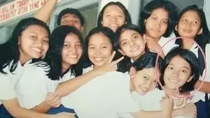 Enno Lerian terlihat hangat dan ceria saat berpose bersama teman-teman SMP-nya. Foto: Instagram