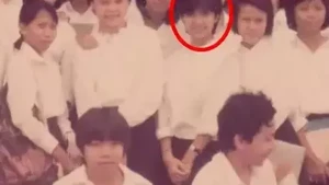 Feni Rose tampil sederhana dengan rambut pendek dan lengan baju dilipat, gaya khas remaja era 90-an. Foto: Instagram