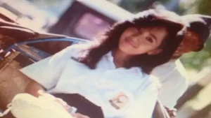 Maia Estianty sudah memancarkan kecantikan naturalnya sejak SMP, apalagi saat difoto sedang naik becak. Foto: Instagram