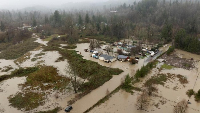 A drone view shows a vehicle stranded in an area flooded by the Wallace River, as an atmospheric river brings rain and flooding to the Pacific Northwest, in Gold Bar, Washington, U.S., December 10, 2025. REUTERS/David Ryder