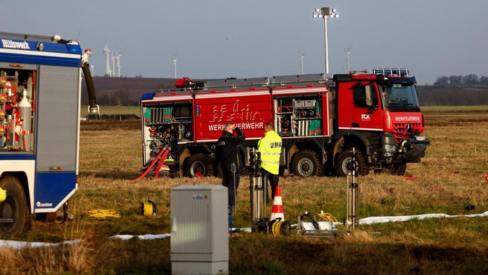 Members of the German Federal Agency for Technical Relief (THW), work among others following an oil spill from a pipeline near Gramzow, Germany, December 11, 2025. REUTERS/Christian Mang