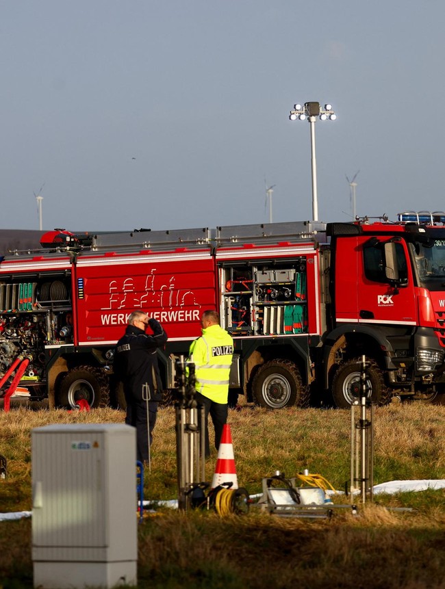 Gerak Cepat Damkar Tangani Kebocoran Pipa Minyak 200 Ribu Liter