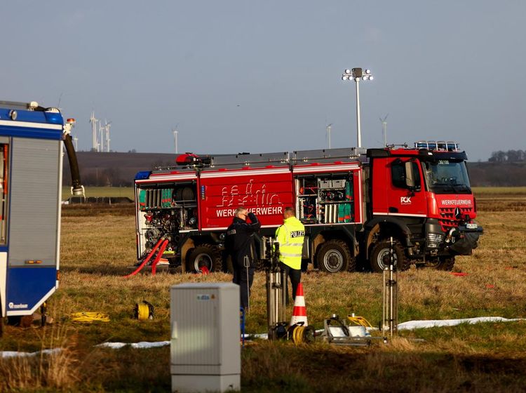 Gerak Cepat Damkar Tangani Kebocoran Pipa Minyak 200 Ribu Liter