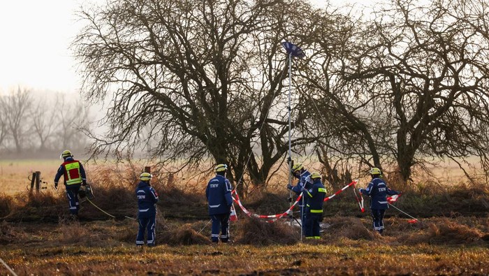 Members of the German Federal Agency for Technical Relief (THW), work among others following an oil spill from a pipeline near Gramzow, Germany, December 11, 2025.   REUTERS/Christian Mang