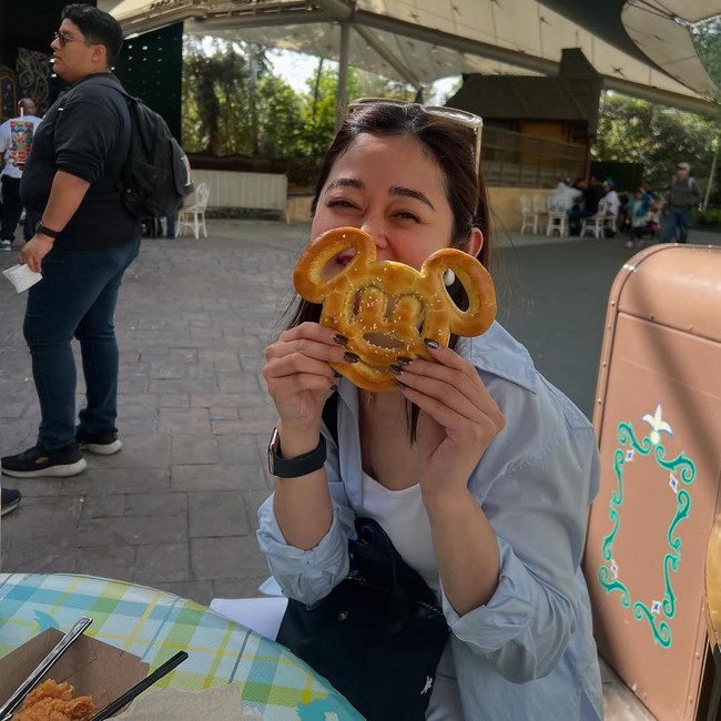Keseruan Gisela Cindy Makan Pasta hingga Ngemil Kentang Goreng