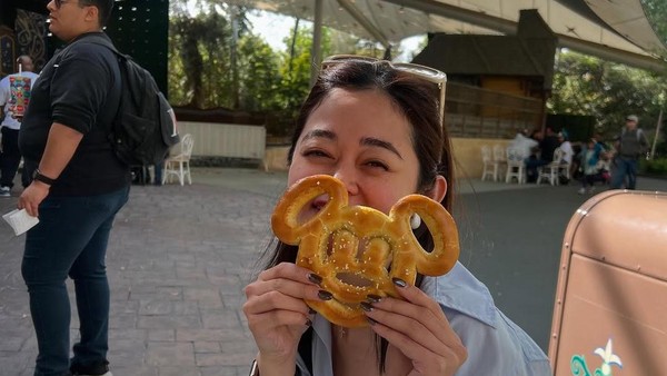 Keseruan Gisela Cindy Makan Pasta hingga Ngemil Kentang Goreng