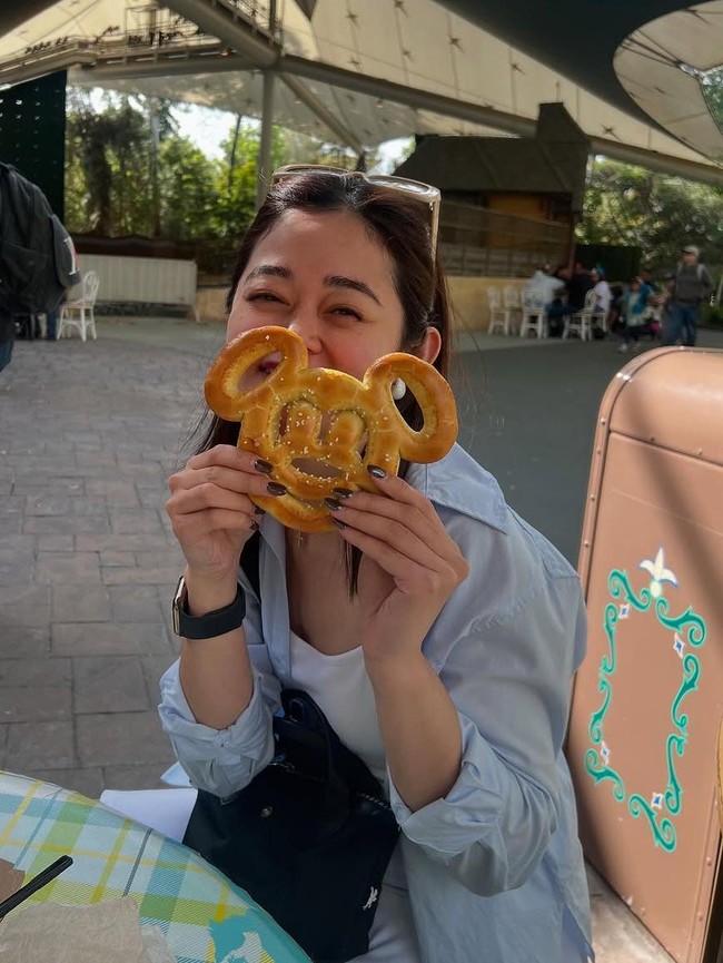 Keseruan Gisela Cindy Makan Pasta hingga Ngemil Kentang Goreng