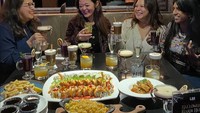 Ada momennya saat bersantap bersama teman-temannya di restoran Lobster Burger Bar. Dalam momen ini mereka menikmati berbagai menu, termasuk sushi dan kentang goreng. Foto: Instagram/@giselacindy12