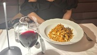 Salah satunya saat Gisela menikmati pasta dan segelas wine di sebuah restoran. Momen bersantap ini dalam rangka hari ulang tahunnya pada 1 Desember lalu. Foto: Instagram/@giselacindy12