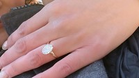 Melalui Instagramnya, Gisela Cindy memperlihatkan cincin yang tersemat di jarinya. Namun wajah kekasihnya tersebut masih dirahasiakan. Foto: Instagram/@giselacindy12