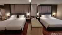 Menariknya, traveler yang ingin beramai-ramai, misalnya menginap bersama anak, hotel ini menawarkan Deluxe Familiy room, yang kamarnya memiliki 1 king bed dan 2 single beds dengan luas kamar 50 meter persegi.