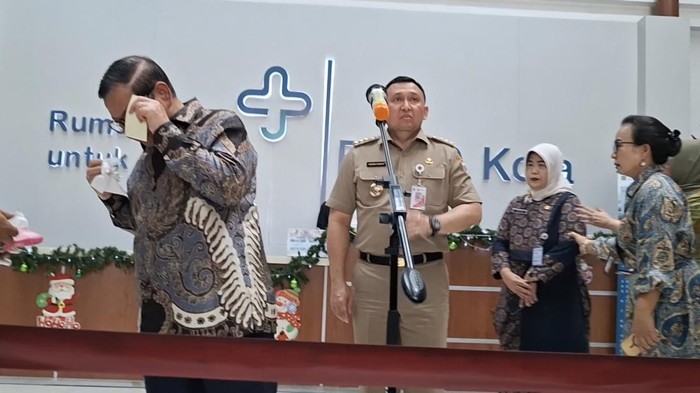 Momen Pramono Menitikkan Air Mata Usai Jenguk Siswa Korban Tertabrak Mobil MBG