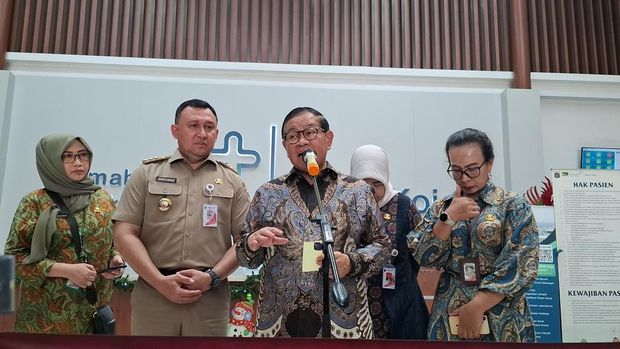 Gubernur DKI Jakarta Pramono Anung saat menengok kondisi di SD Cilincing Gubernur DKI Jakarta Pramono Anung saat menengok kondisi di SD Cilincing