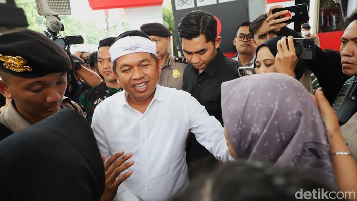 Gubernur Jawa Barat Dedi Mulyadi mendatangi Gedung Merah Putih KPK di Jakarta, Kamis (11/12/2025). Ia melakukan koordinasi dan supervisi terkait penyelamatan aset negara, normalisasi sungai, dan pengawasan tata ruang.