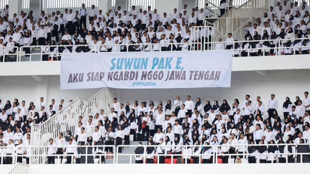 Gubernur Jateng, Ahmad Luthfi, saat memberikan SK Pengangkatan kepada para PPPK Paruh Waktu di di Stadion Jatidiri, Kota Semarang. Gubernur Jateng, Ahmad Luthfi, saat memberikan SK Pengangkatan kepada para PPPK Paruh Waktu di di Stadion Jatidiri, Kota Semarang.