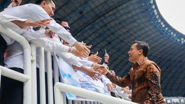 Gubernur Jateng, Ahmad Luthfi, saat memberikan SK Pengangkatan kepada para PPPK Paruh Waktu di di Stadion Jatidiri, Kota Semarang. Gubernur Jateng, Ahmad Luthfi, saat memberikan SK Pengangkatan kepada para PPPK Paruh Waktu di di Stadion Jatidiri, Kota Semarang.