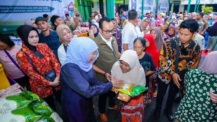Cara Gubernur Khofifah Stabilkan Harga Bahan Pokok Jelang Nataru