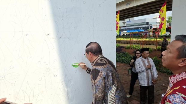 Gubernur Pramono Anung membuka kegiatan 'Beautifikasi' yang akan menyulap kolong tol sepanjang 18 km untuk dilukis. (Brigitta Belia/detikcom) Gubernur Pramono Anung membuka kegiatan 'Beautifikasi' yang akan menyulap kolong tol sepanjang 18 km untuk dilukis. (Brigitta Belia/detikcom)