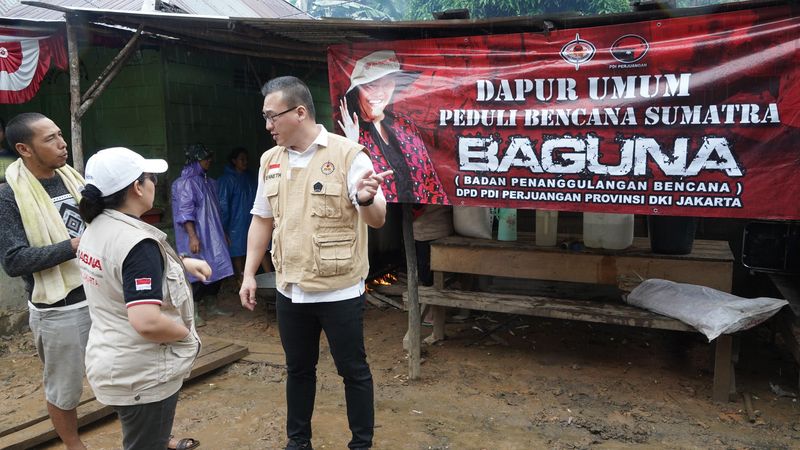 Hardiyanto Kenneth Kepala Badan Penanggulangan Bencana (BAGUNA) PDI Perjuangan DKI Jakarta Hardiyanto Kenneth di Temani Oleh Kepala Dusun Desa Simarpinggan, Tapanuli Tengah Sumut Sedang Meninjau Lokasi Terdampak Bencana Longsor.