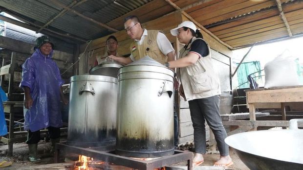 Hardiyanto Kenneth Kepala Badan Penanggulangan Bencana (BAGUNA) PDI Perjuangan DKI Jakarta Hardiyanto Kenneth di Temani Oleh Kepala Dusun Desa Simarpinggan, Tapanuli Tengah Sumut Sedang Meninjau Lokasi Terdampak Bencana Longsor.