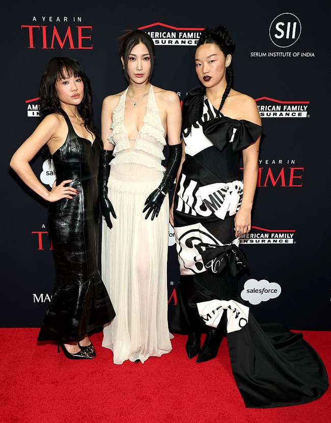 Dalam sesi red carpet TIME, Huntrix tampil dengan kombinasi hitam-putih yang memberikan kesan modern sekaligus edgy. Terlihat kompak, namun tetap berkarakter kuat dan mempertahankan identitas masing-masing. Foto: Getty Images/Jamie McCarthy