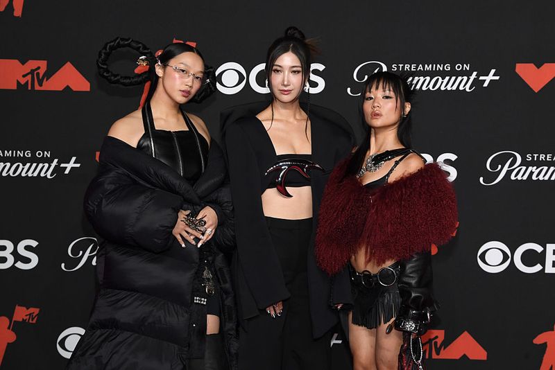 Huntrix, K-Pop: Demon Hunter (Kiri-Kanan) Audrey Nuna, EJAE, dan REI AMI dari HUNTR/X dari 'KPop Demon Hunters' menghadiri MTV Video Music Awards 2025 di UBS Arena pada 07 September 2025 di Elmont, New York.