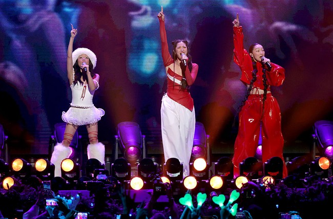Saat tampil di panggung Jingle Ball 2025 yang dihelat iHeartRadio 102.7 KIIS FM, ketiganya menyemarakkan nuansa Natal, tetap dengan gaya nyentrik dan edgy. Ketiganya menyuguhkan interpretasi panggung yang playful sekaligus dinamis dalam nuansa merah-putih, busana khas Sinterklas. Foto: Getty Images for iHeartRadio/Kevin Winter